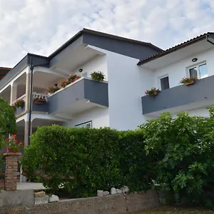 https://apartmani-andela-i-mladen-debelic.primorje-gorskikotar.com